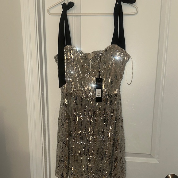 Glittering Sequin Dress with Black Ties - Picture 2 of 6